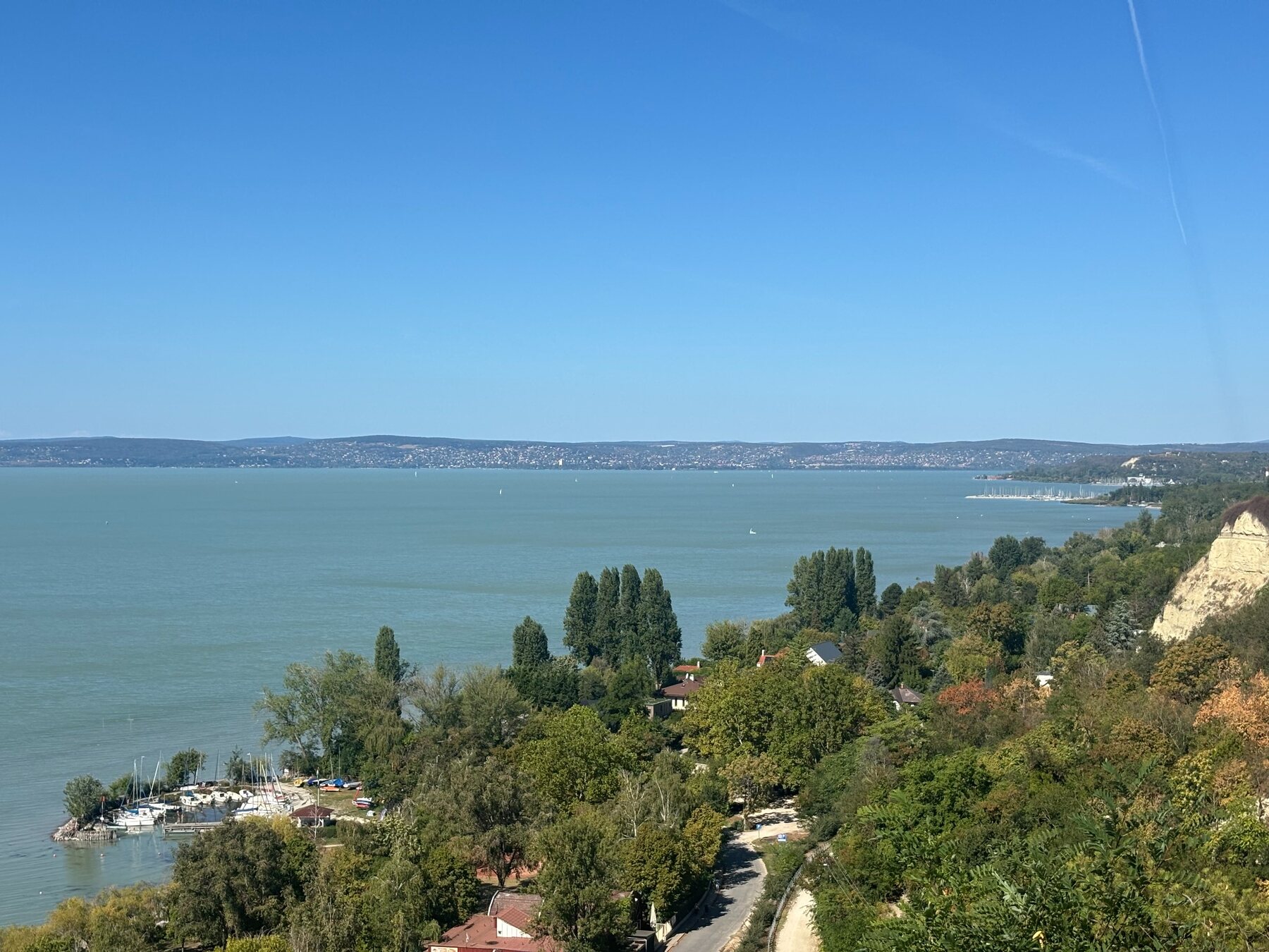Kilátás a Balaton keleti medencéjére a magaspartról